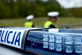 Nie miał uprawnień, przyjechał odebrać samochód zatrzymanego za brak... uprawnień-99801