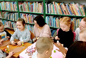 Popołudnie pełne wyobraźni – spotkanie Klubu Motyli Książkowych w MBP w Ostródzie-99808