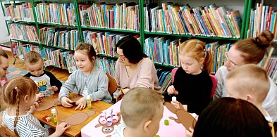 Popołudnie pełne wyobraźni – spotkanie Klubu Motyli Książkowych w MBP w Ostródzie-99808