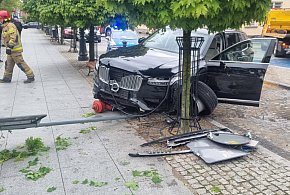 Kierowca volvo uderzył samochodem w budynek Urzędu Miasta! -99946