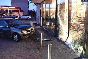 Wjechał w witrynę sklepu w Morągu - był długo reanimowany-99952