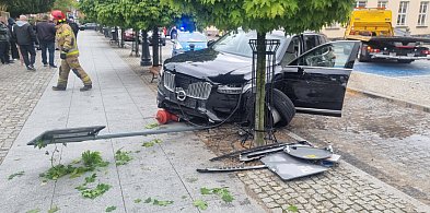 Kierowca volvo uderzył samochodem w budynek Urzędu Miasta! -99946