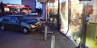 Wjechał w witrynę sklepu w Morągu - był długo reanimowany-99952