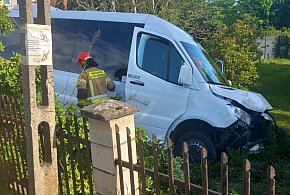 Bus szkolny potrącił kobietę na chodniku. 5 osób, w tym dzieci, w szpitalu!-99975
