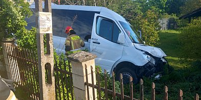 Bus szkolny potrącił kobietę na chodniku. 5 osób, w tym dzieci, w szpitalu!-99975