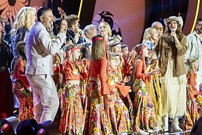 Gwiazdy na scenie w Ostródzie w hołdzie dla 2 plus 1 i Elżbiety Dmoch FOTO-100335