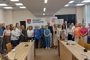 Powiat docenił rodziny zastępcze. Wyróżnienia i podziękowania podczas uroczystości-100397