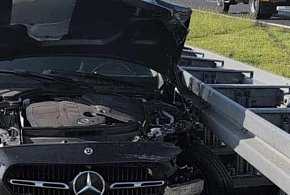 Mercedes uderzył w barierki na S7 w okolicy Liksajn-100403