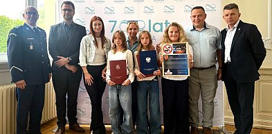 Trzy nastolatki, dzięki którym zatrzymano pijanego kierowcę, uhonorowane!-100391