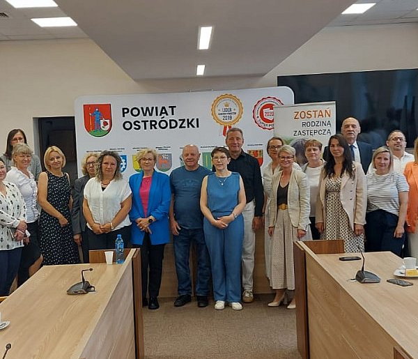 Powiat docenił rodziny zastępcze. Wyróżnienia i podziękowania podczas uroczystości-100397
