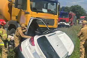 Zderzenie ciężarówki z hyundaiem na DK15 pod Lubawą. Osobówka się paliła-100454