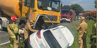 Zderzenie ciężarówki z hyundaiem na DK15 pod Lubawą. Osobówka się paliła-100454