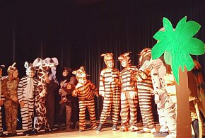 Pożegnalny występ grupy teatralnej Trójeczka pod opieką Heleny Orlińskiej -100467
