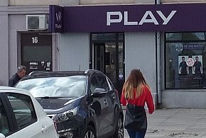Play na celowniku UOKiK. Chodzi o pieniądze ściągane z kont klientów-100863