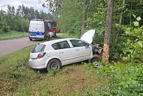 Groźny wypadek w okolicy Szeląga. 19-latka uderzyła oplem w drzewo-100870