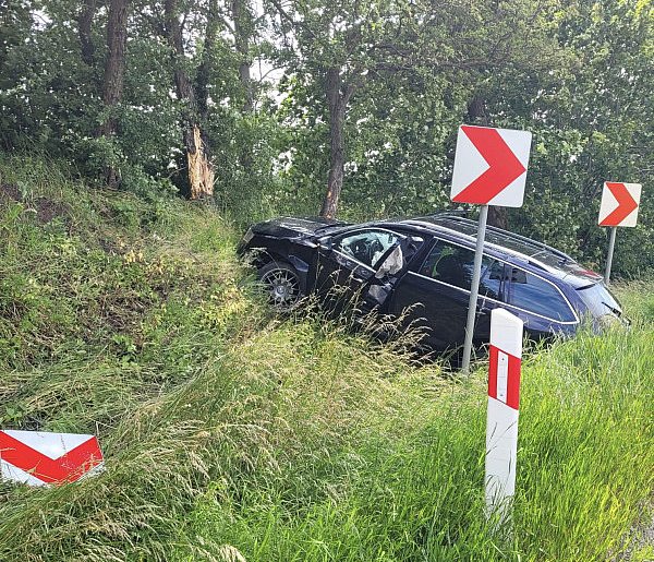 Skoda w rowie na DK15 pod Ostródą. Kierowcy zaszkodziło złe samopoczucie-100881