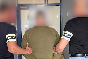 Napadł z nożem na sklep, a potem chciał wręczyć łapówkę policjantom-100905