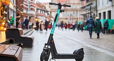 Miasta wprowadzają obostrzenia dotyczące korzystania z elektrycznych hulajnóg-100961