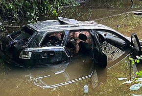 Audi zjechało z drogi i wpadło do rzeki w powiecie iławskim-101351