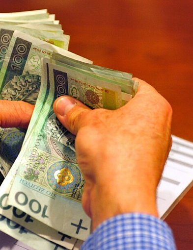 Raport: prawie połowie Polaków zarobki wystarczają tylko na miesięczne utrzymanie-101438
