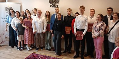 Przyznano stypendia naukowe dla najlepszych uczniów z gminy Dąbrówno-101633