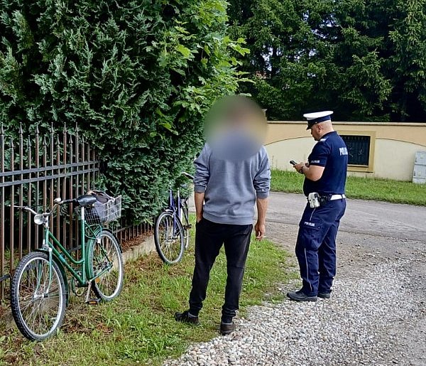 Jechał rowerem i prowadził drugi. Miał ponad promil alkoholu w organizmie-101704