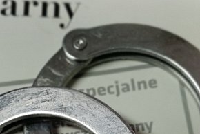 Znalazł kartę bankomatową i nią płacił. Teraz ma 7 zarzutów-101856