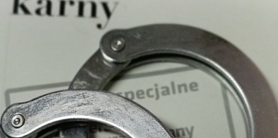 Znalazł kartę bankomatową i nią płacił. Teraz ma 7 zarzutów-101856