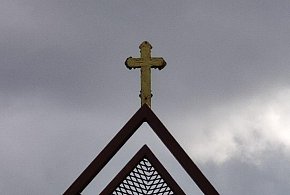 35-latek w kościele wszedł na ołtarz, napluł na kwiaty i zniszczył zabytkowy-101669