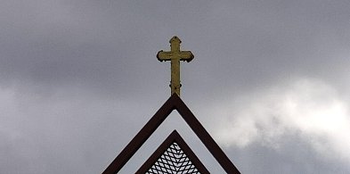 35-latek w kościele wszedł na ołtarz, napluł na kwiaty i zniszczył zabytkowy-101669