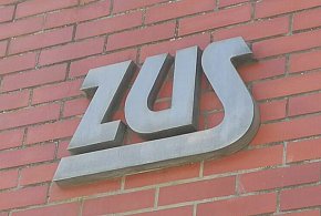 ZUS apeluje o czujność! Oszuści podszywają się pod jego pracowników!-102470