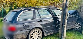 19-latek w BMW uderzył w ogrodzenie posesji i słup w Br