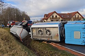 Zablokowana DK 16 - przewróciła się cysterna z paliwem!-12818