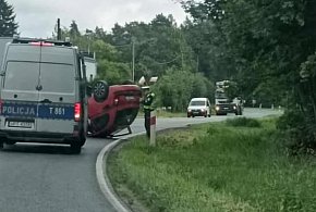 Samochód osobowy dachował na ul. 11 Listopada! Utrudnienia w ruchu!-103003
