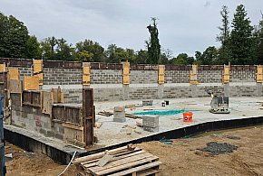 Budowa amfiteatru w Dąbrównie nabiera tempa – widać już pierwsze efekty!-103391