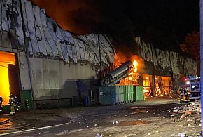 Ponad 100 strażaków, także z Ostródy, gasiło olbrzymi pożar hali w Elblągu-104112