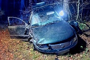 Zakleszczony mężczyzna w aucie. Pijany kierowca uderzył w drzewo-104570