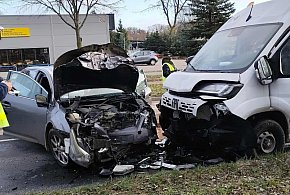 Ostróda: Wypadek na ul. Grunwaldzkiej! 3 osoby w szpitalu!-104861