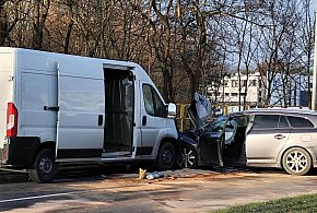 Wypadek w Ostródzie na ul. Grunwaldzkiej! 3 osoby w szpitalu! [FOTO]-104858