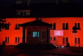 Budynki MOPS Ostróda podświetlono na czerwono dla Dzieciństwa bez przemocy-104951