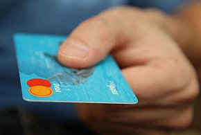 Fiskus skontroluje płatności kartą Polaków? Resort zabiera głos-104987