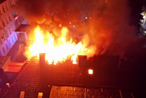 Elbląg: Nocny pożar dachu w budynku Szpitala Miejskiego!-105171
