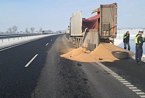 Nidzica: Zboże na na drodze ekspresowej S7 po zderzeniu dwóch ciężarówek-105282