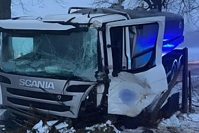Giżycko: Cysterna uderzyła w drzewo, kierowca w szpitalu-105357