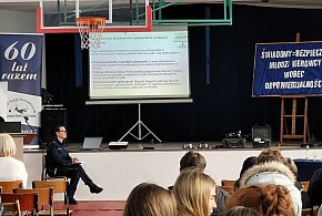 Ostróda: Policjanci, specjaliści i młodzież debatowali o bezpieczeństwie-105408