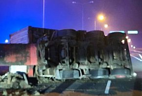 Bogaczewo: Zablokowana S7 w kierunku Warszawy! Wywróciła się naczepa ciężarówki-105894
