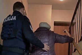 Olsztyn: 90-latka w nocy błakała się po osiedlu. Pomogli przechodzień i policjanci-105921
