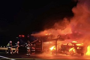 Region: Olbrzymi nocny pożar lawety na drodze S61. Spłonęły trzy samochody-106060