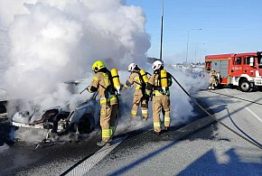Płonął samochód na S7 w okolicach Sopli-106624