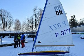 Nietypowe zdarzenie na jeziorze Ukiel. Dwie osoby potrącone przez bojer